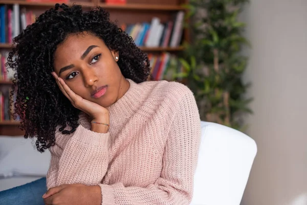 Jovencita sintiéndose sola y solitaria en casa — Foto de Stock