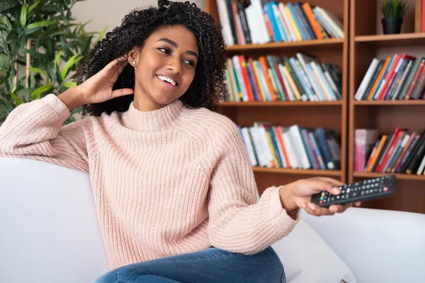 Relaxado menina negra assistindo tv na sala de estar — Fotografia de Stock