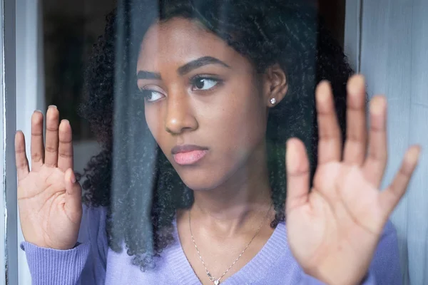 Ragazza nera guardando fuori dalla finestra — Foto Stock