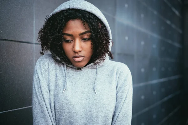 Portrait d'adolescent triste et solitaire dans la rue de la ville — Photo