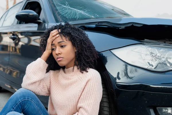 Wypadek samochodowy i czarna kobieta uczucie bólu — Zdjęcie stockowe