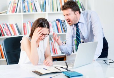 Genç kadın patron ofis işyeri tarafından taciz