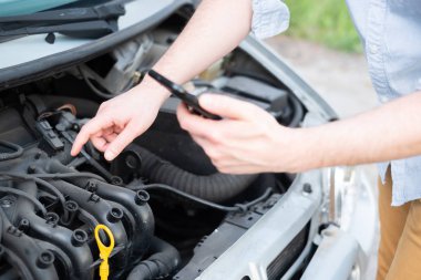Stresli sürücü sonra yol kenarındaki hizmetini çağırarak Araba arızası