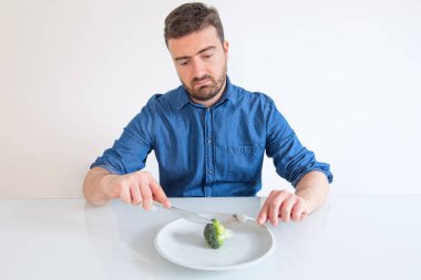 Diyet ve sadece sebze yeme depresif adam