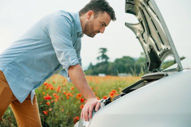 Sürücü araç arıza yardım bekliyor sonra dertte