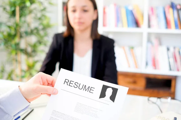 CV document tijdens een positieve sollicitatiegesprek — Stockfoto