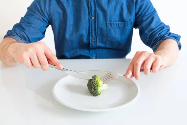 Грустный и голодный человек смотрит плохое питание — стоковое фото