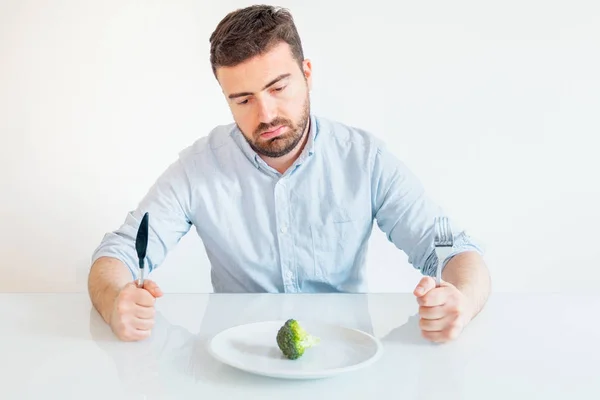 Депрессивный человек диет и ест только овощи — стоковое фото