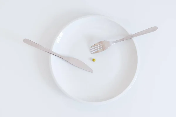 흰색 배경에 고립 된 접시에 한 완두콩 — 스톡 사진