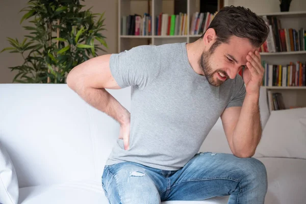 Man stående mår dåligt för smärtsamma ryggvärk — Stockfoto