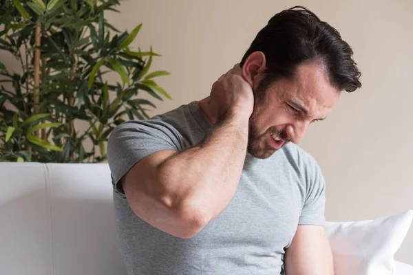 Man stående känsla dåligt för smärtsamma hals värker — Stockfoto