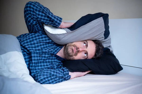 Nachtlärm und Schlaflosigkeit im Bett — Stockfoto