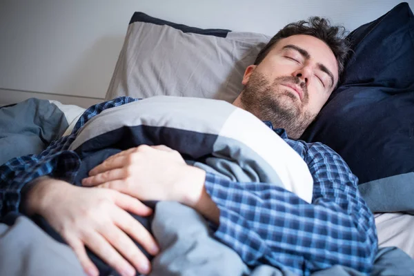 Hombre caucásico durmiendo en su cama retrato —  Fotos de Stock