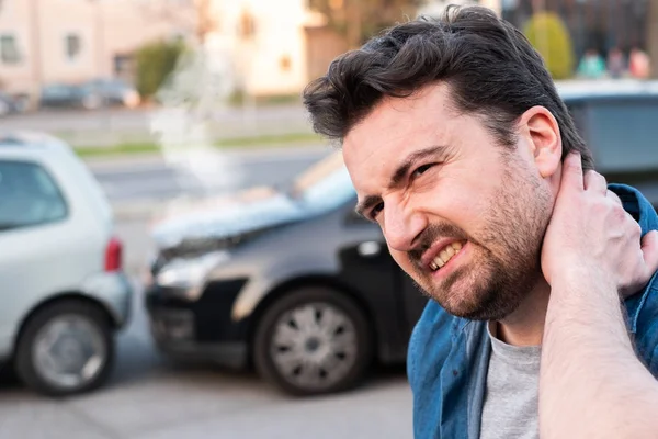 Retrato del conductor sensación de dolor después de accidente de coche —  Fotos de Stock