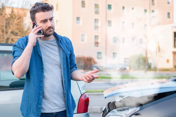 Hombre llamando a la carretera de emergencia después de accidente de coche — Foto de Stock