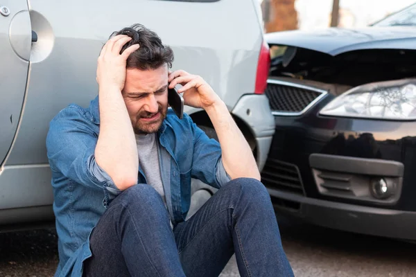 Mann ruft nach Autounfall Notruf ab — Stockfoto