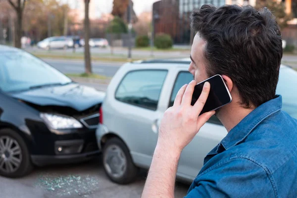 Mann ruft nach Autounfall Notruf ab — Stockfoto