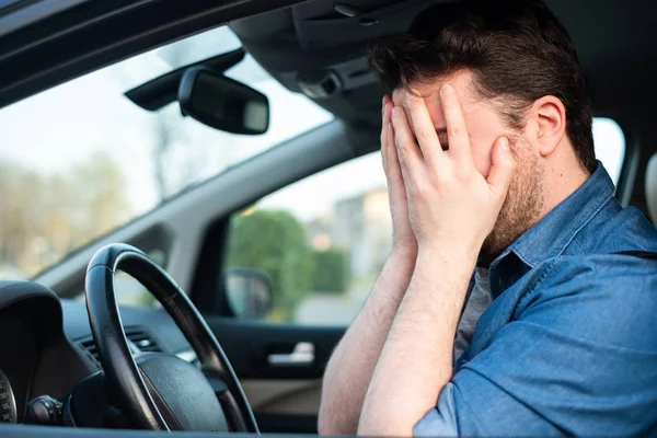 남자 운전 및 자동차 사고 후 나쁜 느낌 — 스톡 사진
