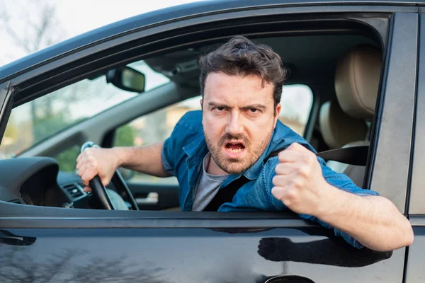 Motorista frustrado retrato enquanto dirigia seu carro — Fotografia de Stock