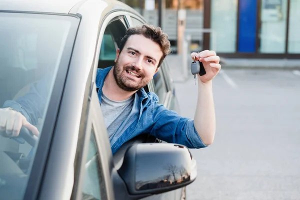 Hombre feliz mostrando su nueva llave del coche — Foto de Stock