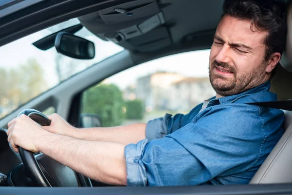 Mann fährt und fühlt sich nach Autounfall schlecht — Stockfoto