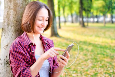 Neşeli kız telefonda açık çağrı