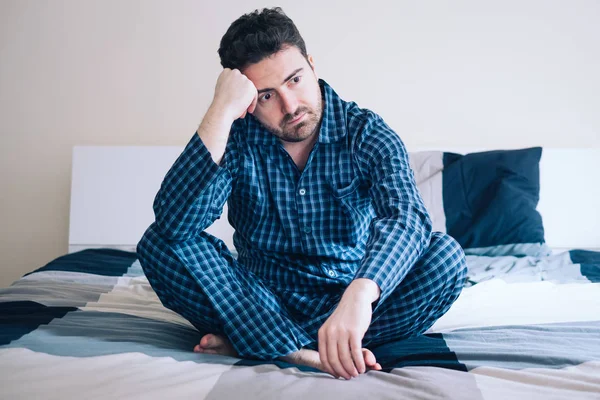 Hombre con problemas de sueño en su cama en casa —  Fotos de Stock