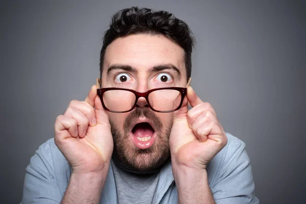 Έκπληκτος ο άνθρωπος αγγίζει γυαλιά αισθάνεται σοκαρισμένος — Φωτογραφία Αρχείου