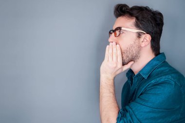 Gizli ve casus veri kavramı. Gri üzerinde izole adam