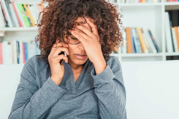 Jonge zwarte vrouw krijgen slecht nieuws per telefoon — Stockfoto