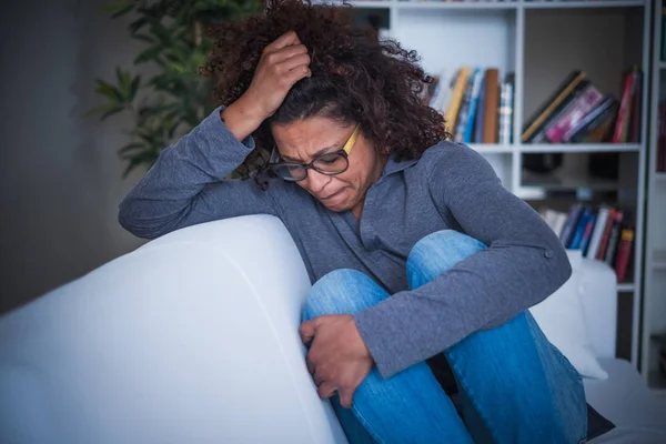 Donna nera che piange da sola a casa in soggiorno — Foto Stock