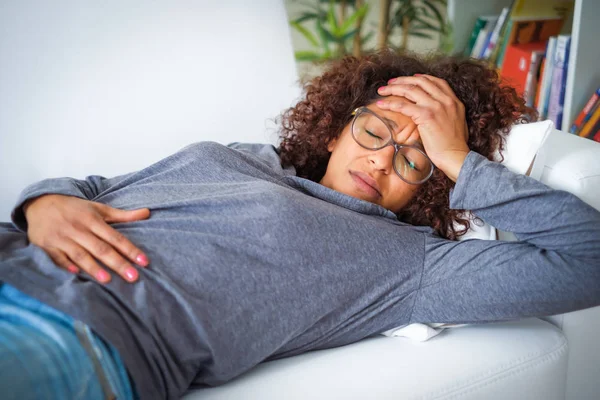Black woman feeling stomachache at home — Stock Photo, Image