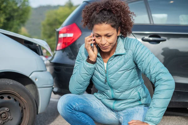 Nő hívás közúti szolgáltatás után fender bender autóbalesetben — Stock Fotó