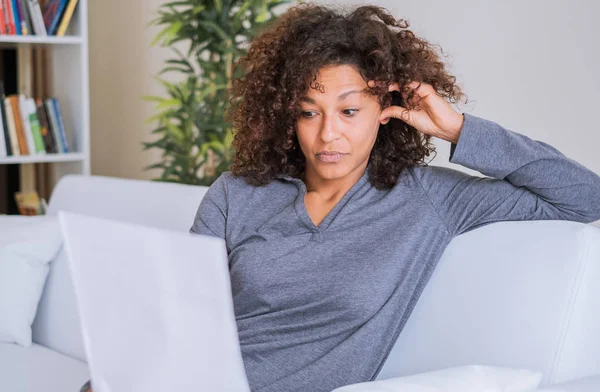 Bezorgd zwarte jonge vrouw die slecht nieuws thuis lezen — Stockfoto