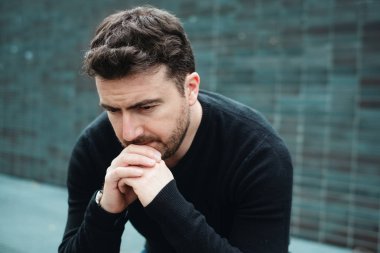 Umutsuz adam depresyon acı duygusal acı kaybetti