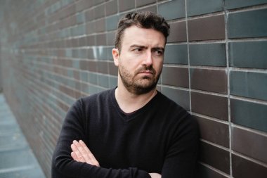 Şehir caddesinde adam portre hissi negatif duygular Broke