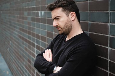 Umutsuz adam portre tek başına ve kayıp hissi