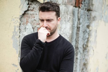 Umutsuz adam depresyon acı duygusal acı kaybetti