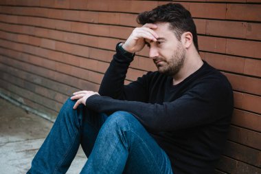 Şehir caddesinde adam portre hissi negatif duygular Broke