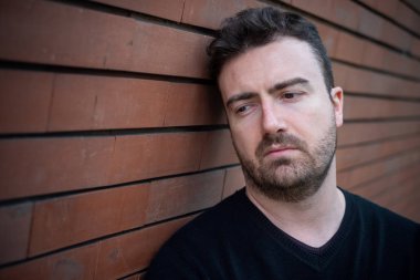 Şehir caddesinde adam portre hissi negatif duygular Broke