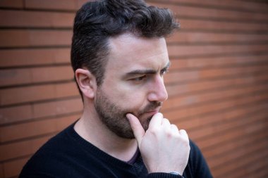 Şehir caddesinde adam portre hissi negatif duygular Broke