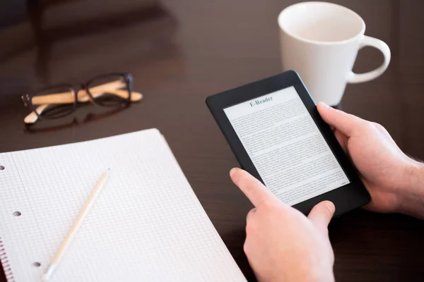 Lectura de libro electrónico sobre lectura en casa — Foto de Stock