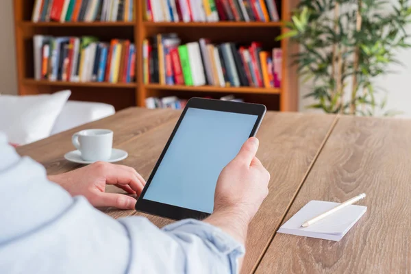 Tablet digitale e touchscreen bianco sul tavolo — Foto Stock