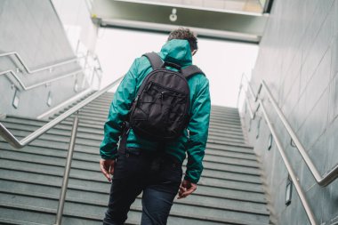 Metro istasyonunda yürüyen bir yolcu