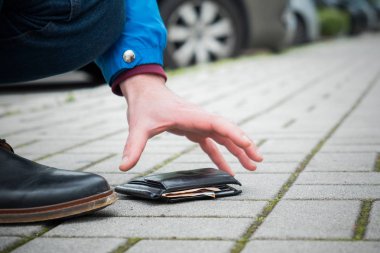 Kişi sokakta para ile deri cüzdan kaybetmişti