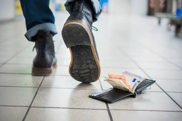 Person loses wallet with cash in the city street — Stock Photo, Image