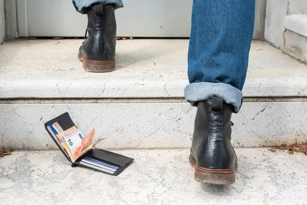 Person loses wallet with cash in the city street — Stock Photo, Image