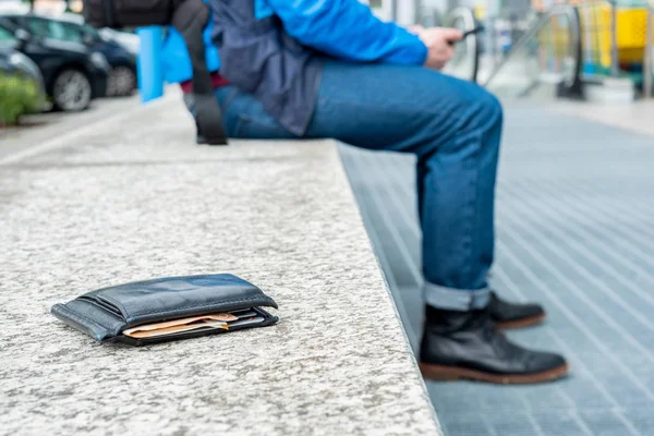 Personne perd portefeuille avec de l'argent dans la rue de la ville — Photo