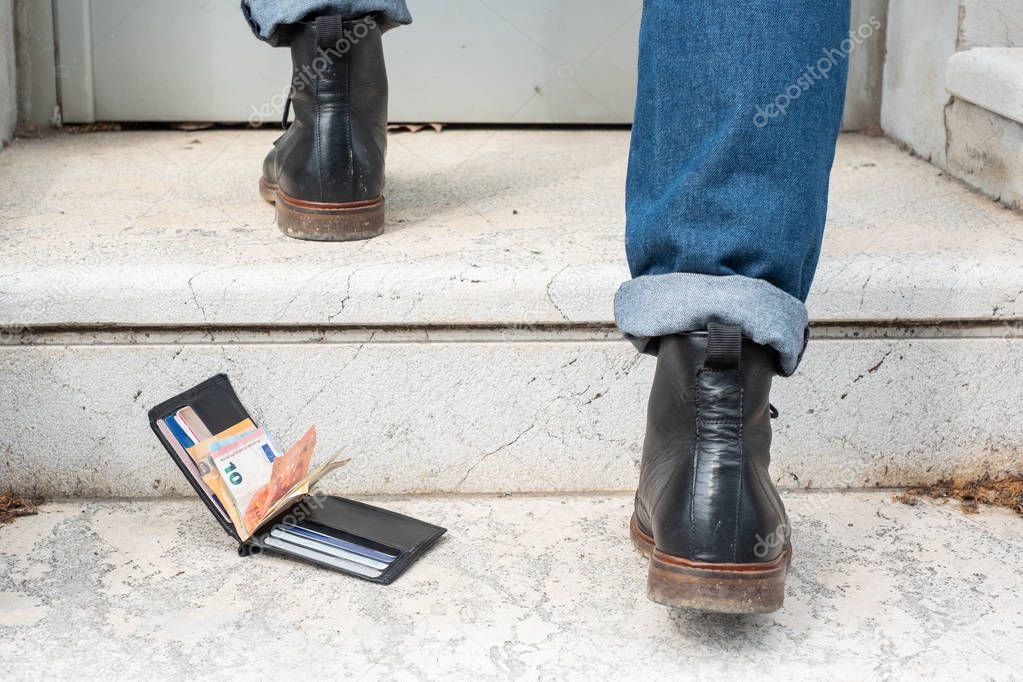 Person loses wallet with cash in the city street