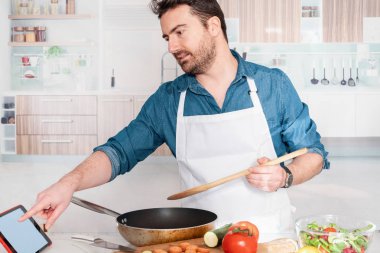 Online Internet app kullanarak yemek yapmayı öğrenme